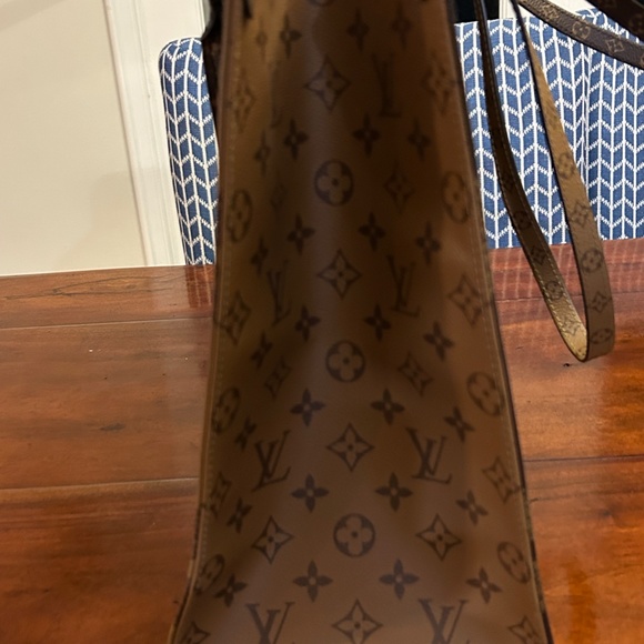 Louis Vuitton Onthego GM Tote Bag - Picture 4 of 9